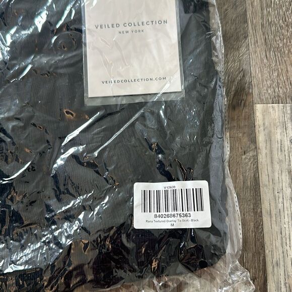 Veiled Collection Rana Textured Overlay Tie Skirt Black Size Medium NWT - Picture 3 of 3